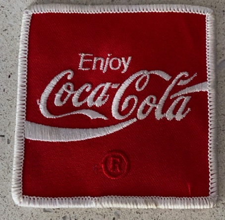 9576-1 € 5,00 coca cola embleem vierkant rood wit.jpeg